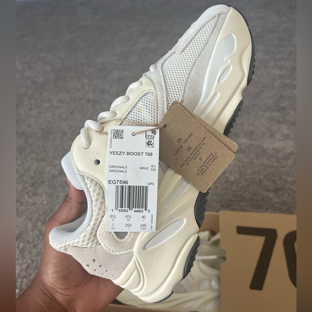 new with tags and box Yeezy Boost 700 ‘Analog’ size 7M. never worn